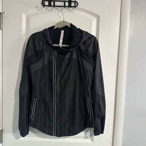 Like Brand New! Size 4-Lululemon running jacket that is water resistant.